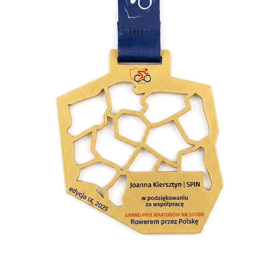Medale stalowe na zamówienie — medal wycinany laserowo z blachy stalowej z grawerem i nadrukiem UV, realizacja Spinfactory